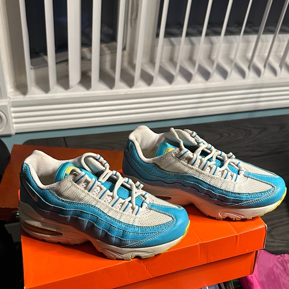 Nike Kids Sneakers in Blue and White